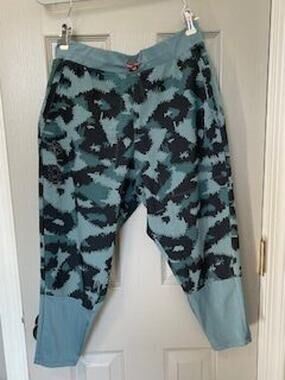 #B107 PRE-LOVED Under Armour run anywhere 3/4 printed pant size medium